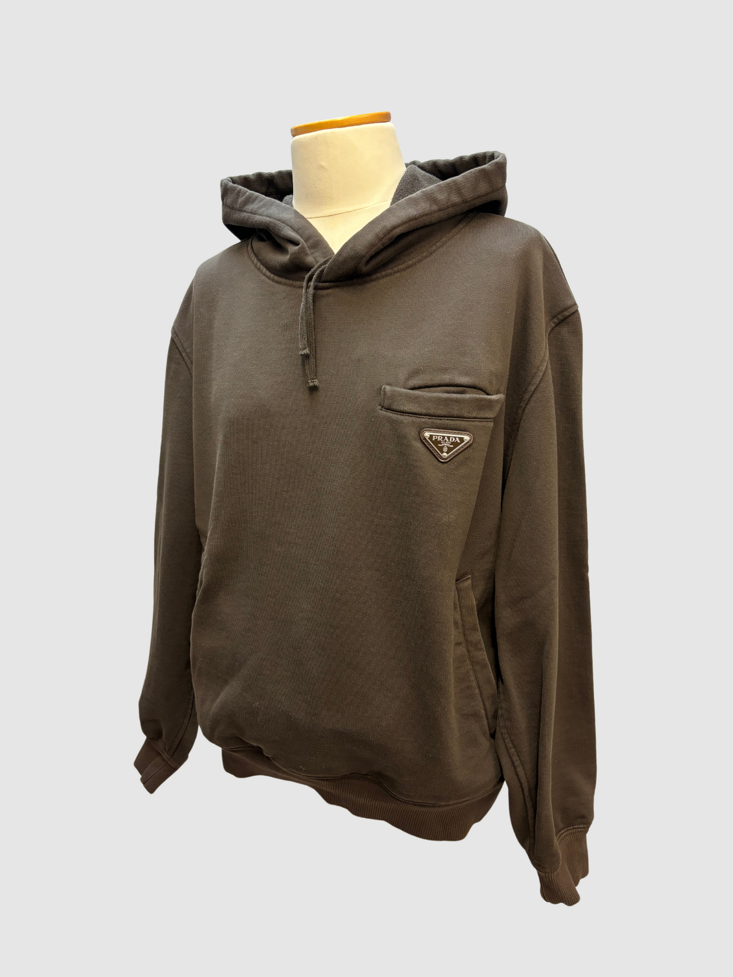 Brauner Hoodie von Prada mit ikonischem Emblem
