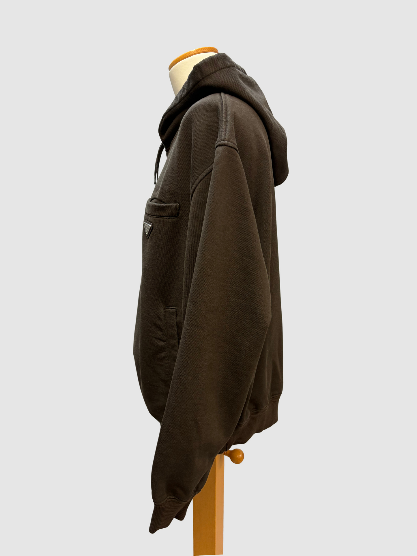 Brauner Hoodie von Prada mit ikonischem Emblem