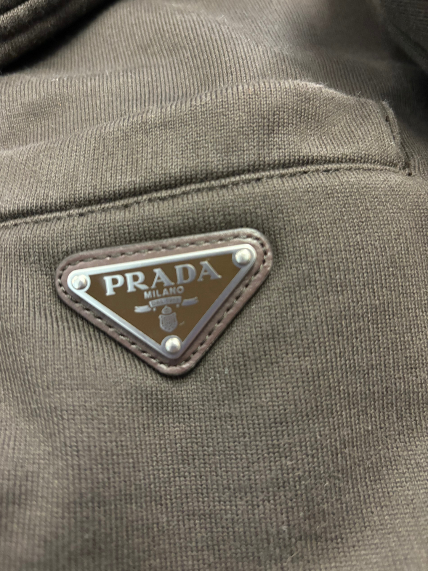 Brauner Hoodie von Prada mit ikonischem Emblem