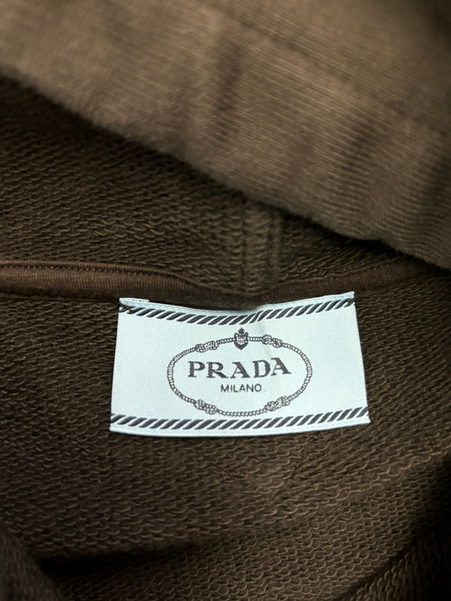 Brauner Hoodie von Prada mit ikonischem Emblem