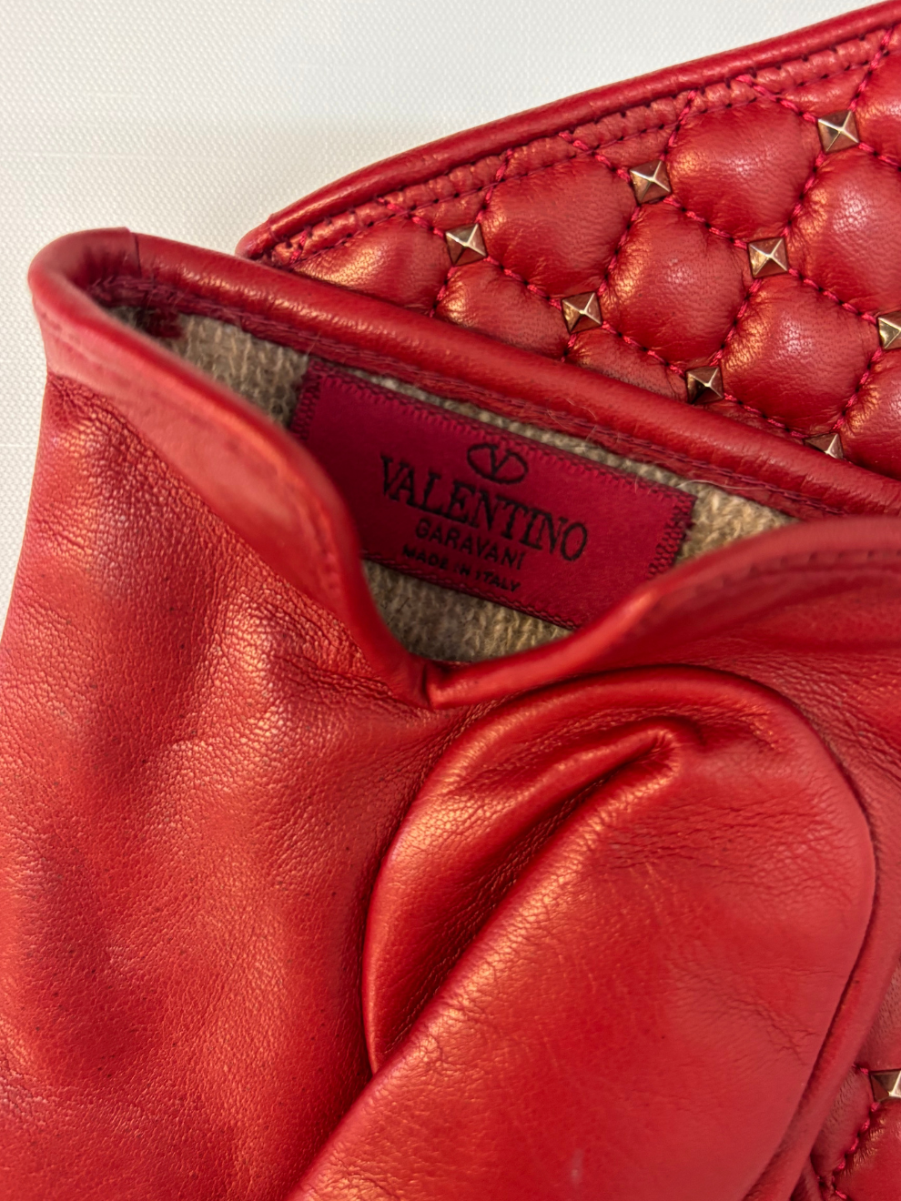Rote Lederhandschuhe mit Nieten von Valentino