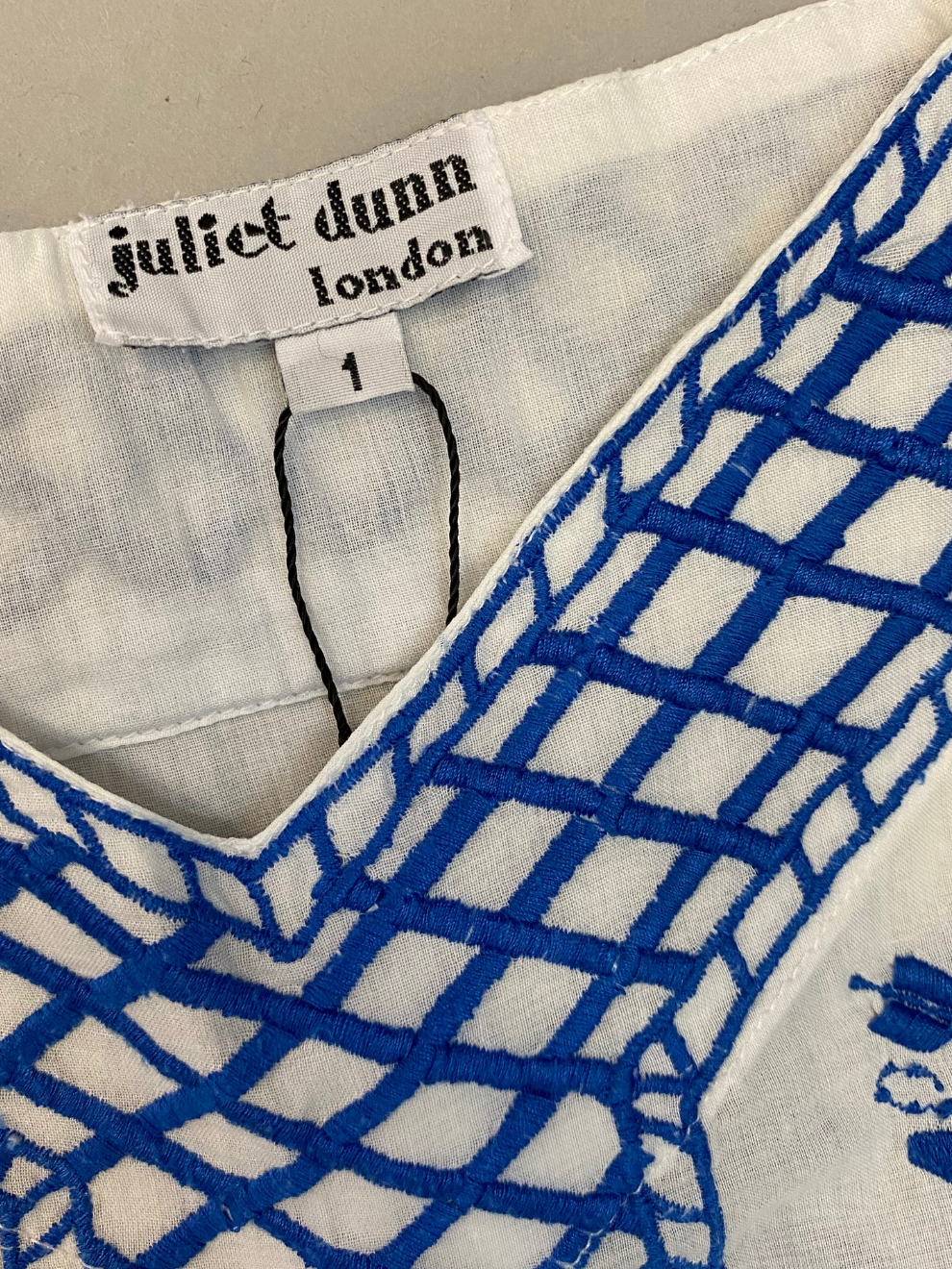 Weißes Kleid mit blauer Stickerei von Juliet Dunn