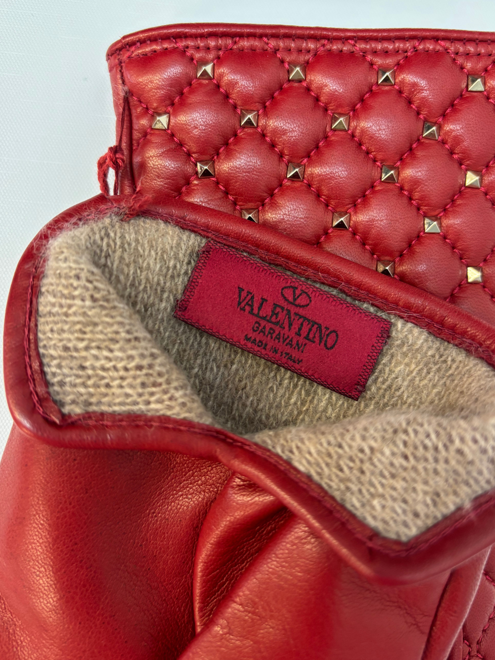 Rote Lederhandschuhe mit Nieten von Valentino