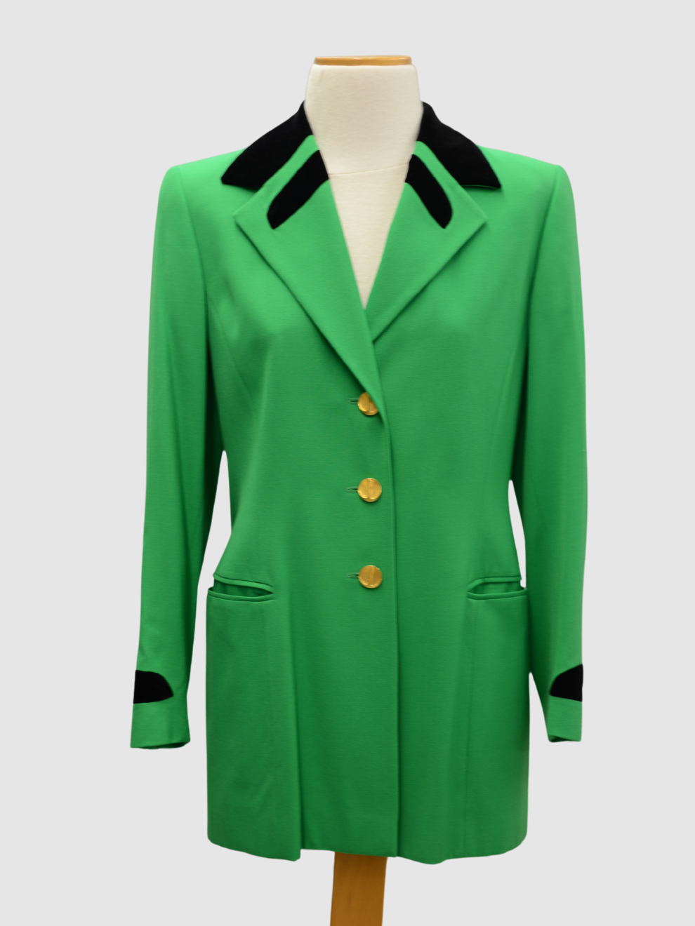 Grüner Blazer mit schwarzem Samt von Escada