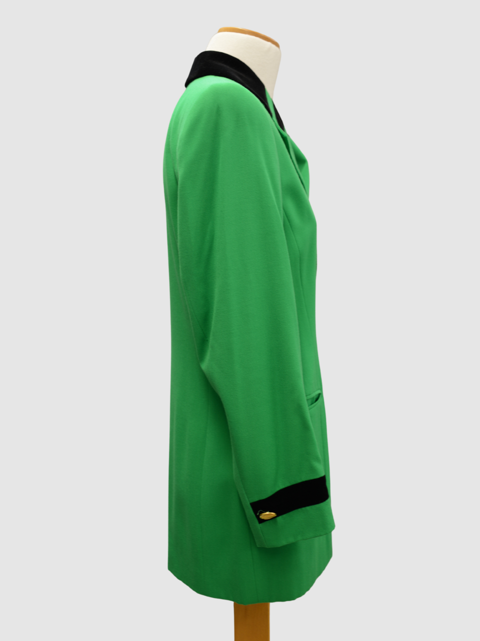 Grüner Blazer mit schwarzem Samt von Escada