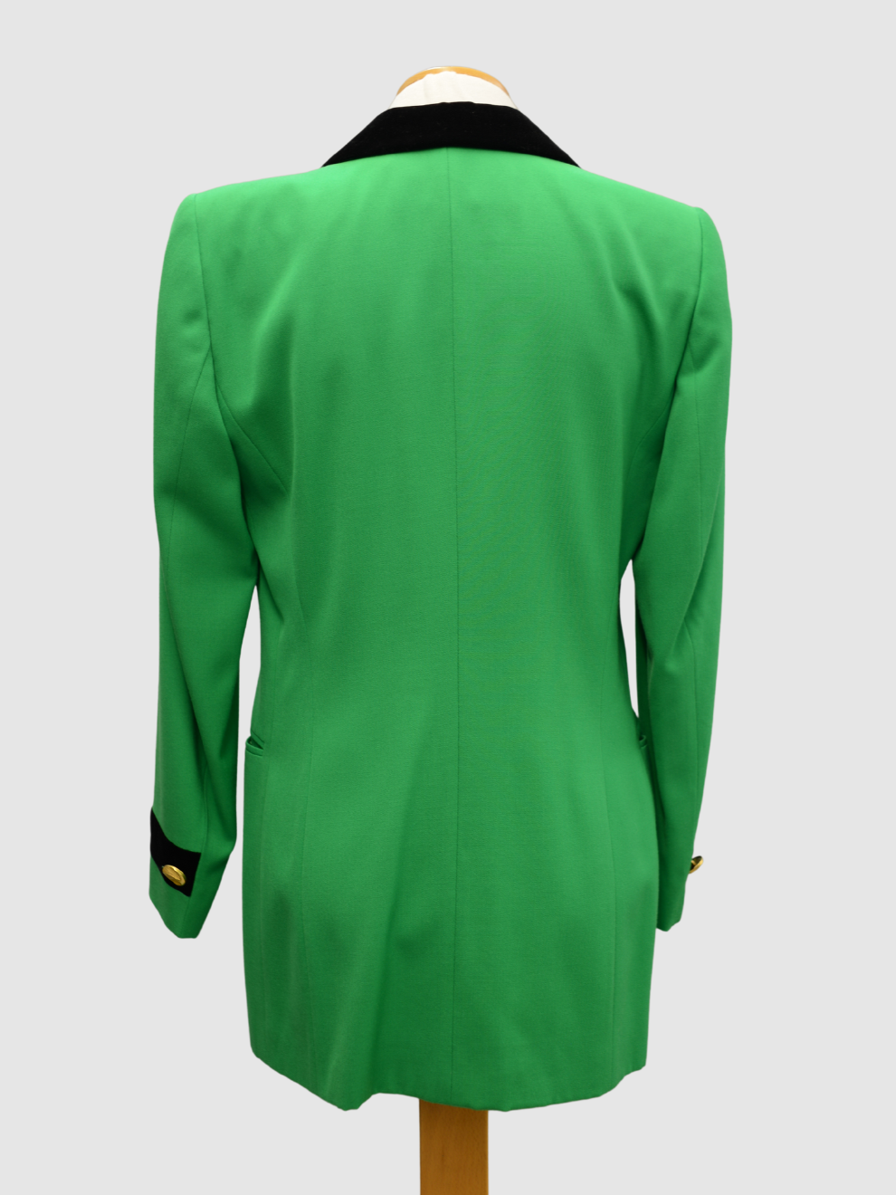 Grüner Blazer mit schwarzem Samt von Escada