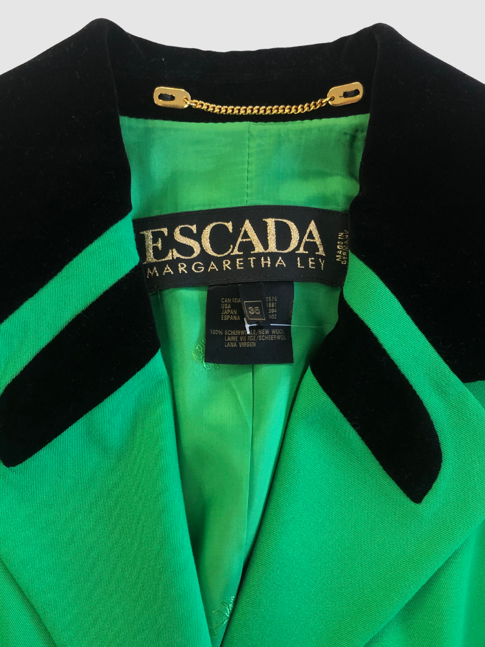 Grüner Blazer mit schwarzem Samt von Escada