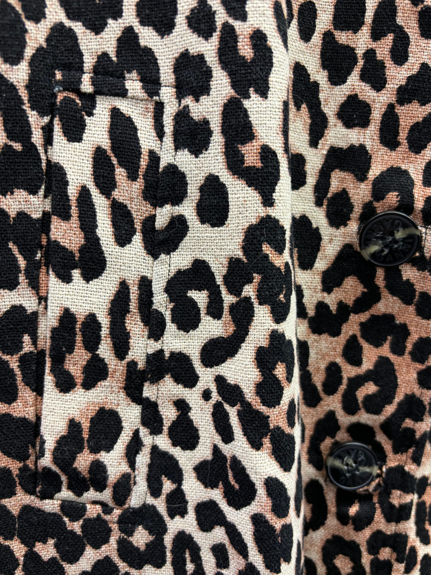 Schwarz-beiger Leoparden-Übergangsmantel von Ganni