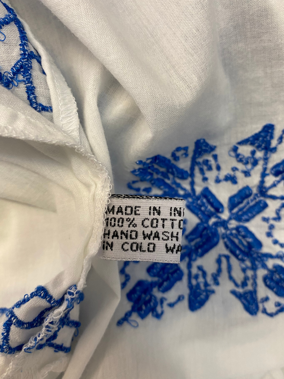 Weißes Kleid mit blauer Stickerei von Juliet Dunn