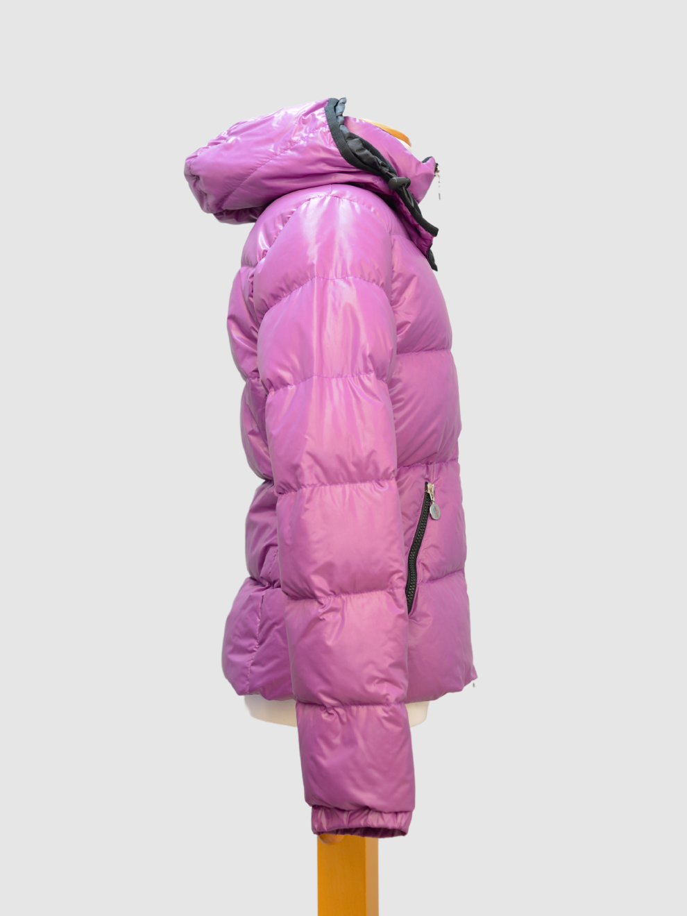 Violette Daunenjacke mit Kapuze von Moncler