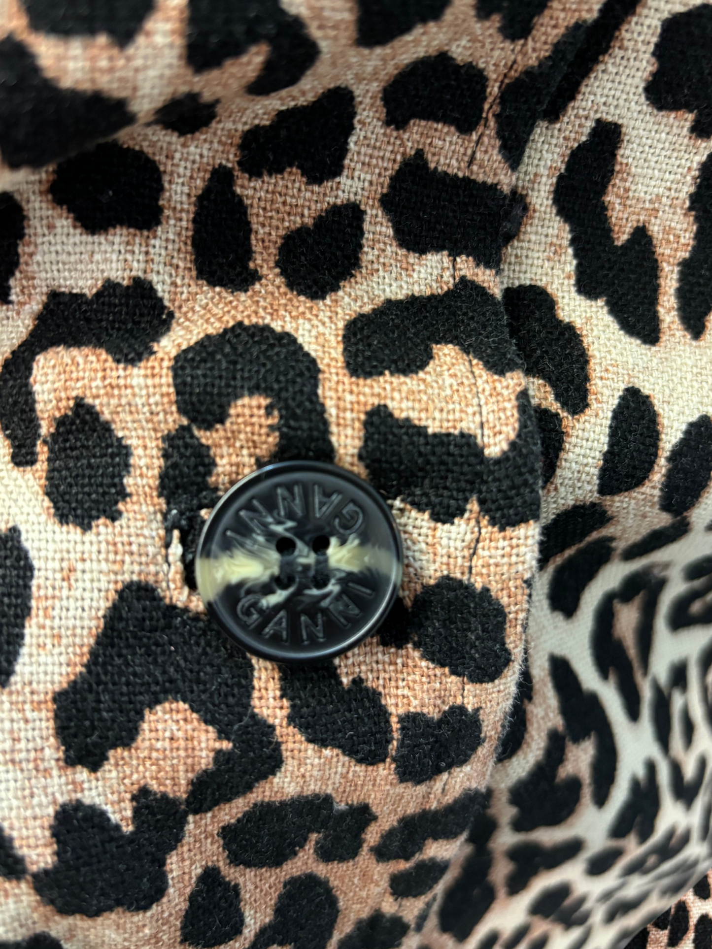 Schwarz-beiger Leoparden-Übergangsmantel von Ganni