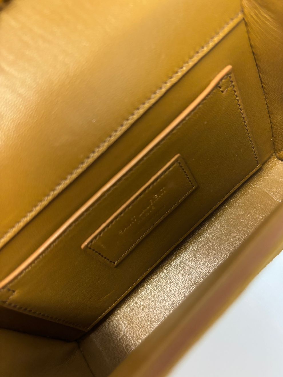 Kamelfarbene Schultertasche Kate Monogramme von Saint Laurent
