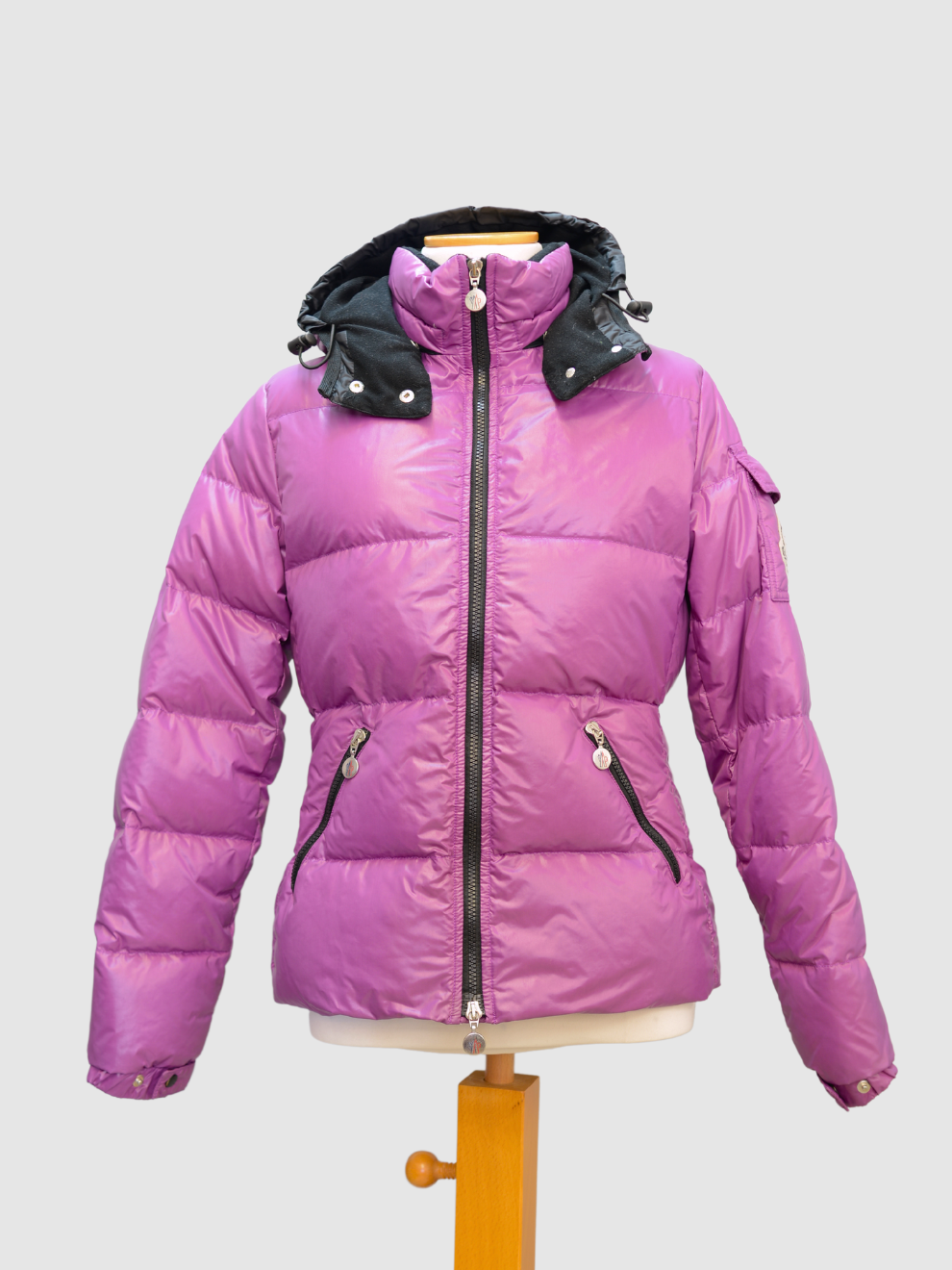 Violette Daunenjacke mit Kapuze von Moncler