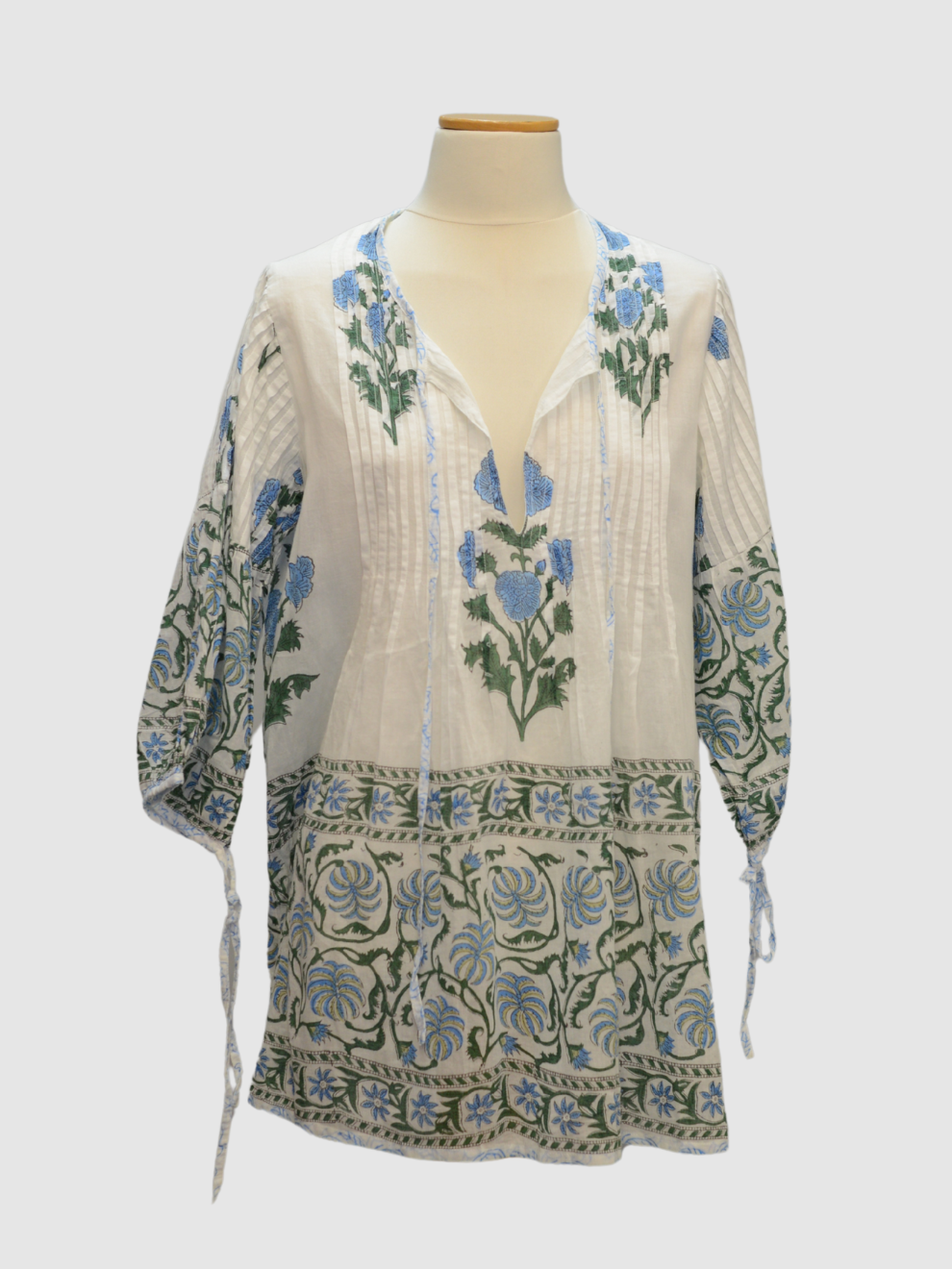 Weiße Tunika mit floralem Print von Juliet Dunn