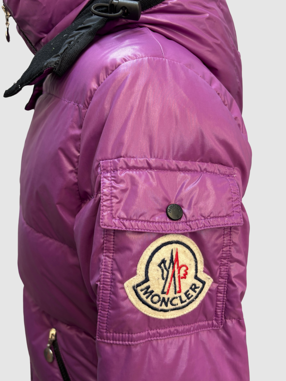 Violette Daunenjacke mit Kapuze von Moncler
