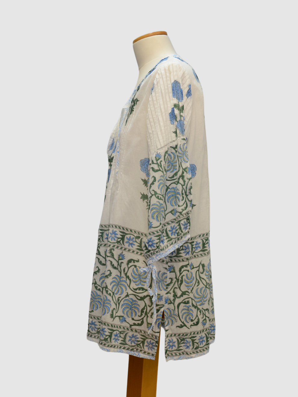 Weiße Tunika mit floralem Print von Juliet Dunn