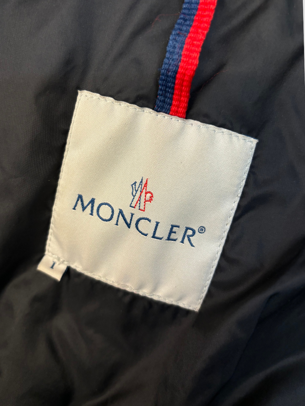 Violette Daunenjacke mit Kapuze von Moncler