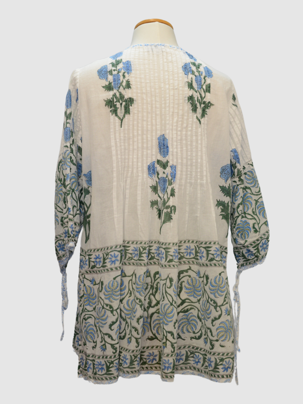 Weiße Tunika mit floralem Print von Juliet Dunn