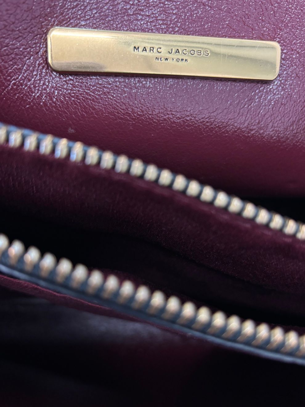 Schwarze Schultertasche mit weißen Nähten von Marc Jacobs