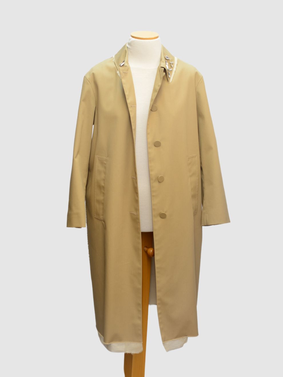 Beiger Trenchcoat mit Glitzersteinen von Solleciti