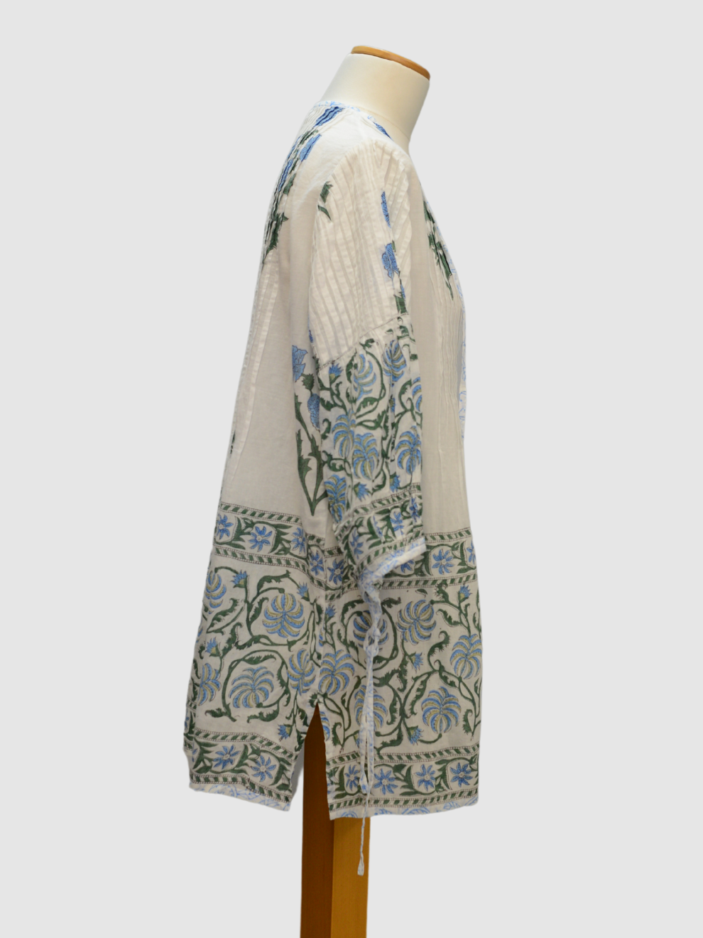 Weiße Tunika mit floralem Print von Juliet Dunn