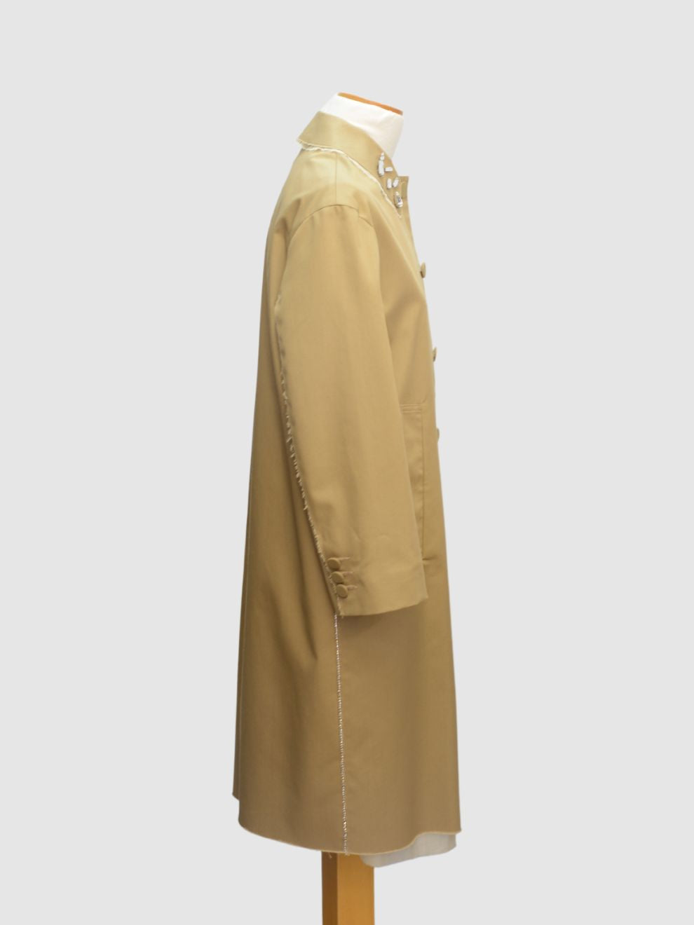 Beiger Trenchcoat mit Glitzersteinen von Solleciti