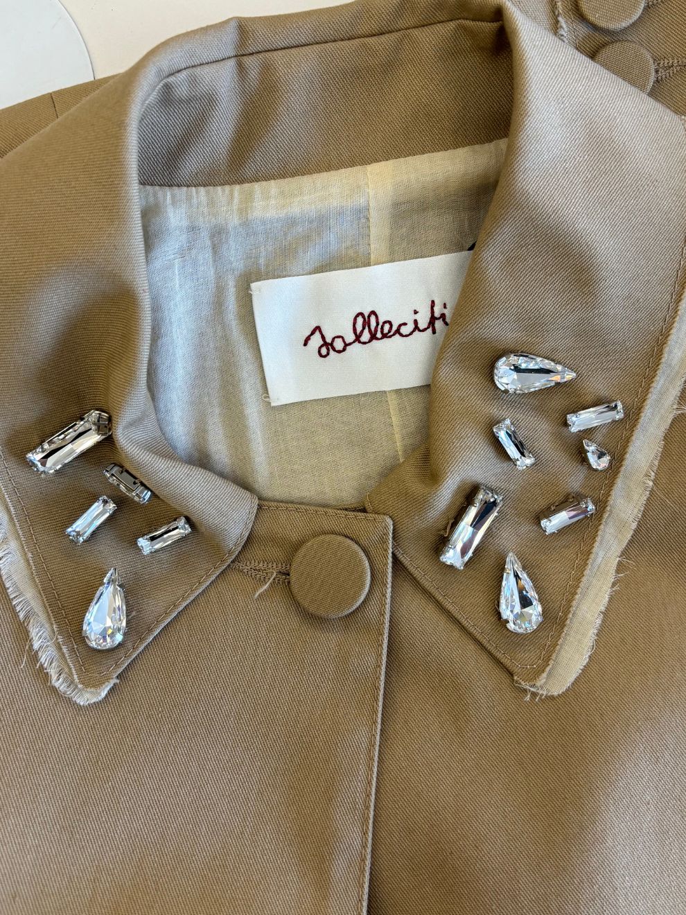 Beiger Trenchcoat mit Glitzersteinen von Solleciti