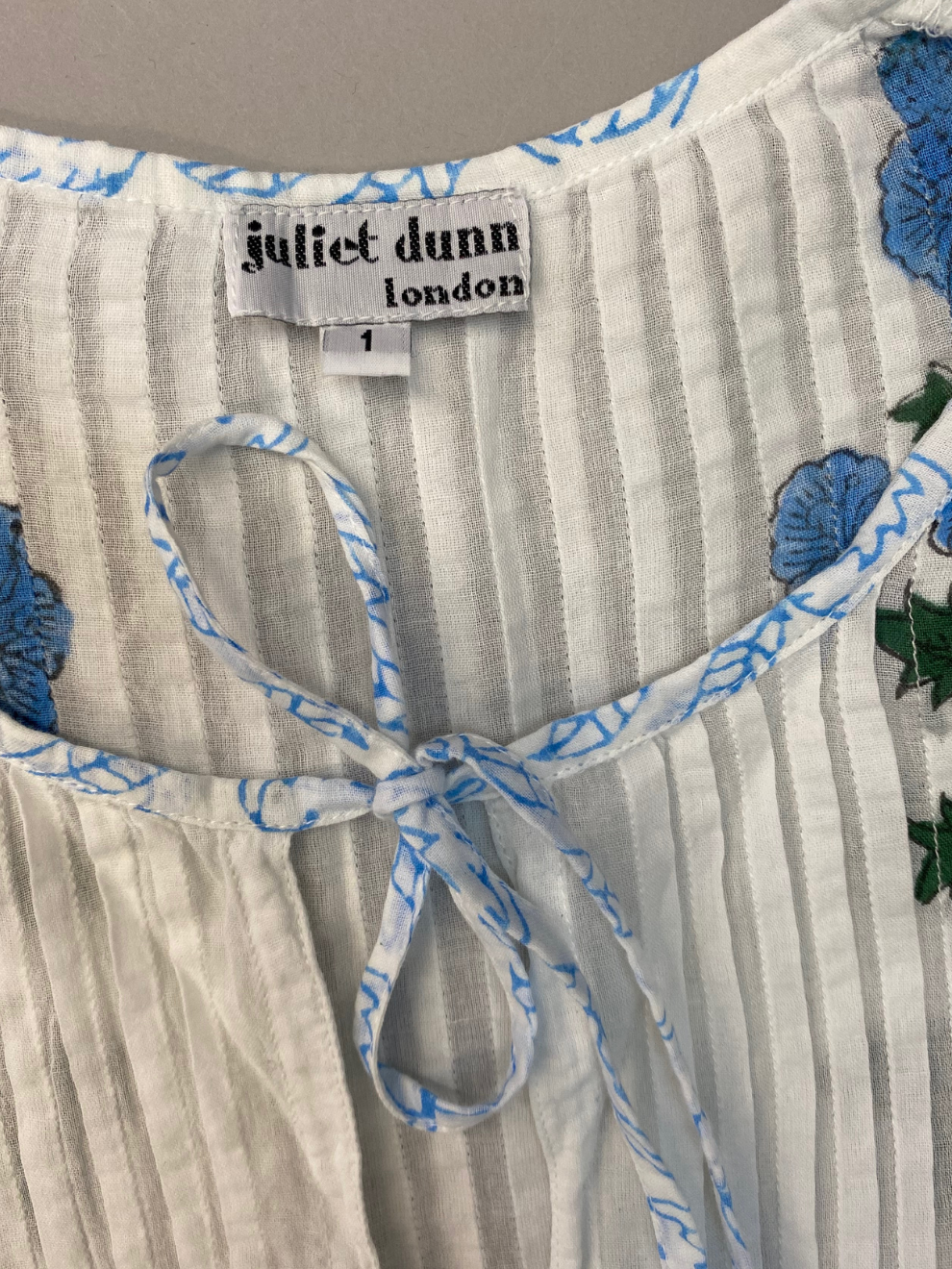 Weiße Tunika mit floralem Print von Juliet Dunn