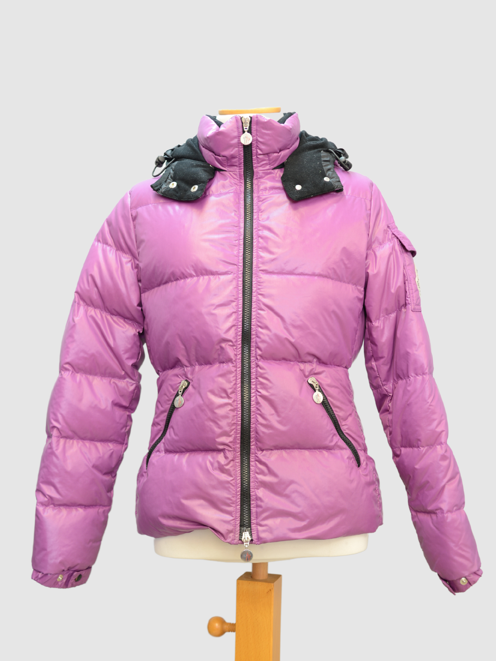 Violette Daunenjacke mit Kapuze von Moncler
