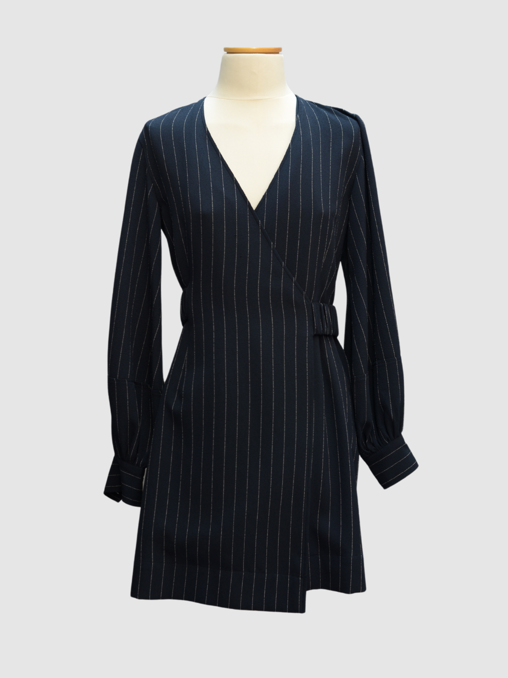 Dunkelblaues Kleid mit Nadelstreifen von Ganni