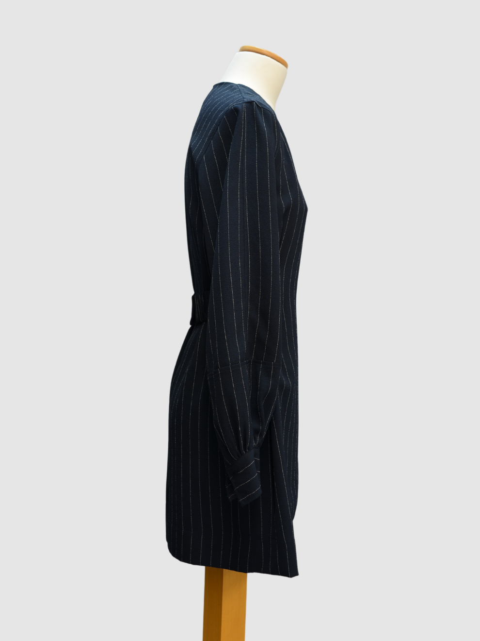 Dunkelblaues Kleid mit Nadelstreifen von Ganni