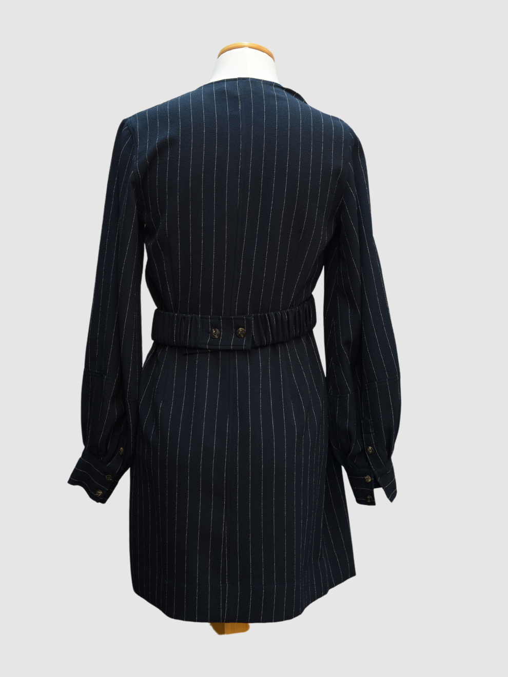 Dunkelblaues Kleid mit Nadelstreifen von Ganni