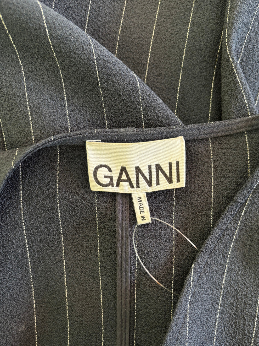 Dunkelblaues Kleid mit Nadelstreifen von Ganni