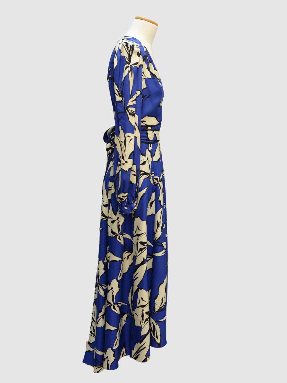 Blaues Midi-Kleid mit weiß-schwarzem Print von Veronica Beard
