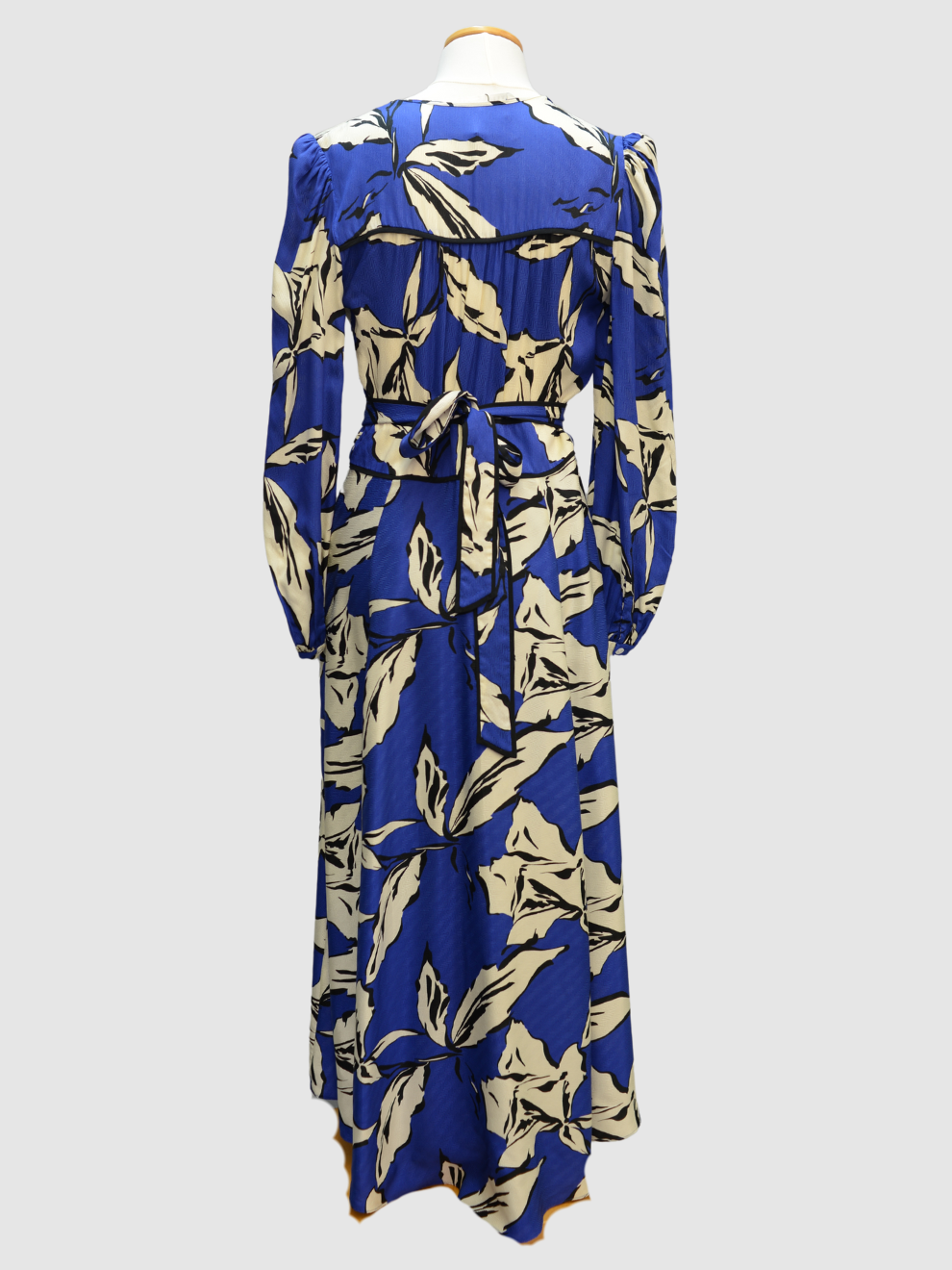 Blaues Midi-Kleid mit weiß-schwarzem Print von Veronica Beard