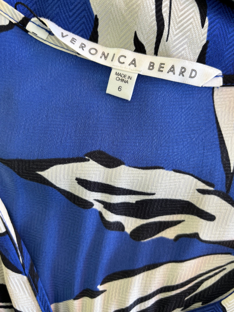 Blaues Midi-Kleid mit weiß-schwarzem Print von Veronica Beard