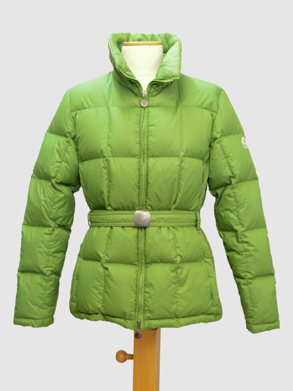 Grüne Daunenjacke mit Gürtel von Moncler