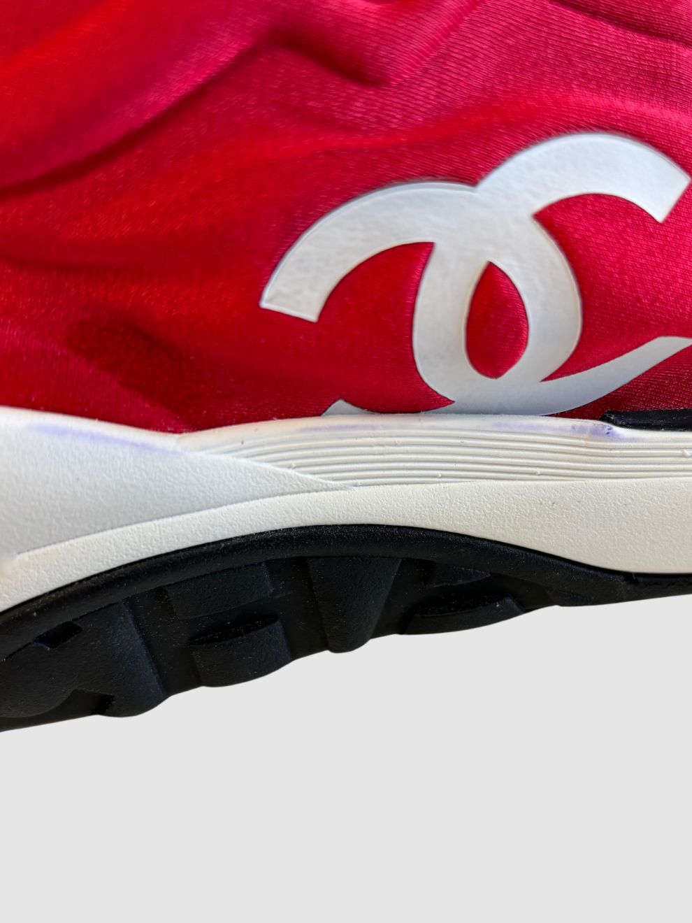 Rote glänzende Sneakers von Chanel mit Logo CC