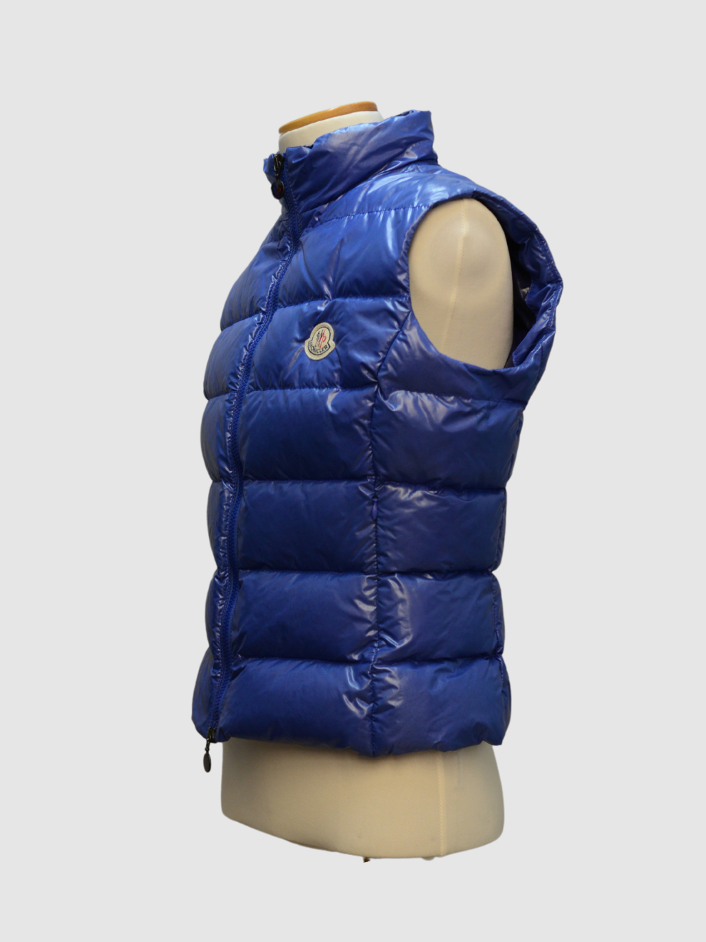 Blaue Daunenweste von Moncler