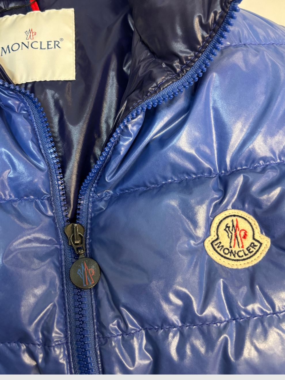 Blaue Daunenweste von Moncler