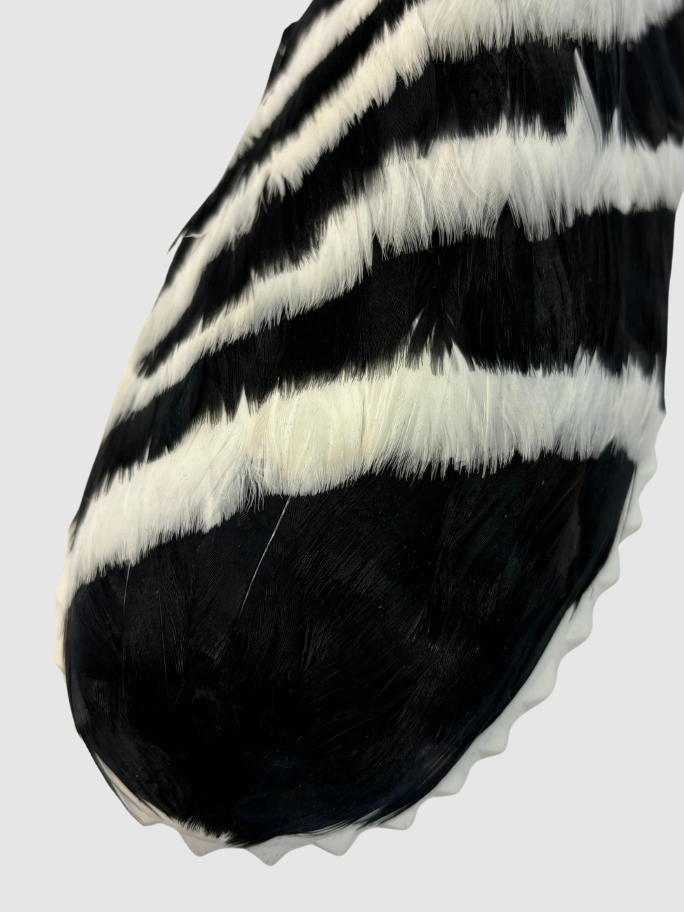 Schwarz-weiße Sneaker mit Federn von Valentino Garavani