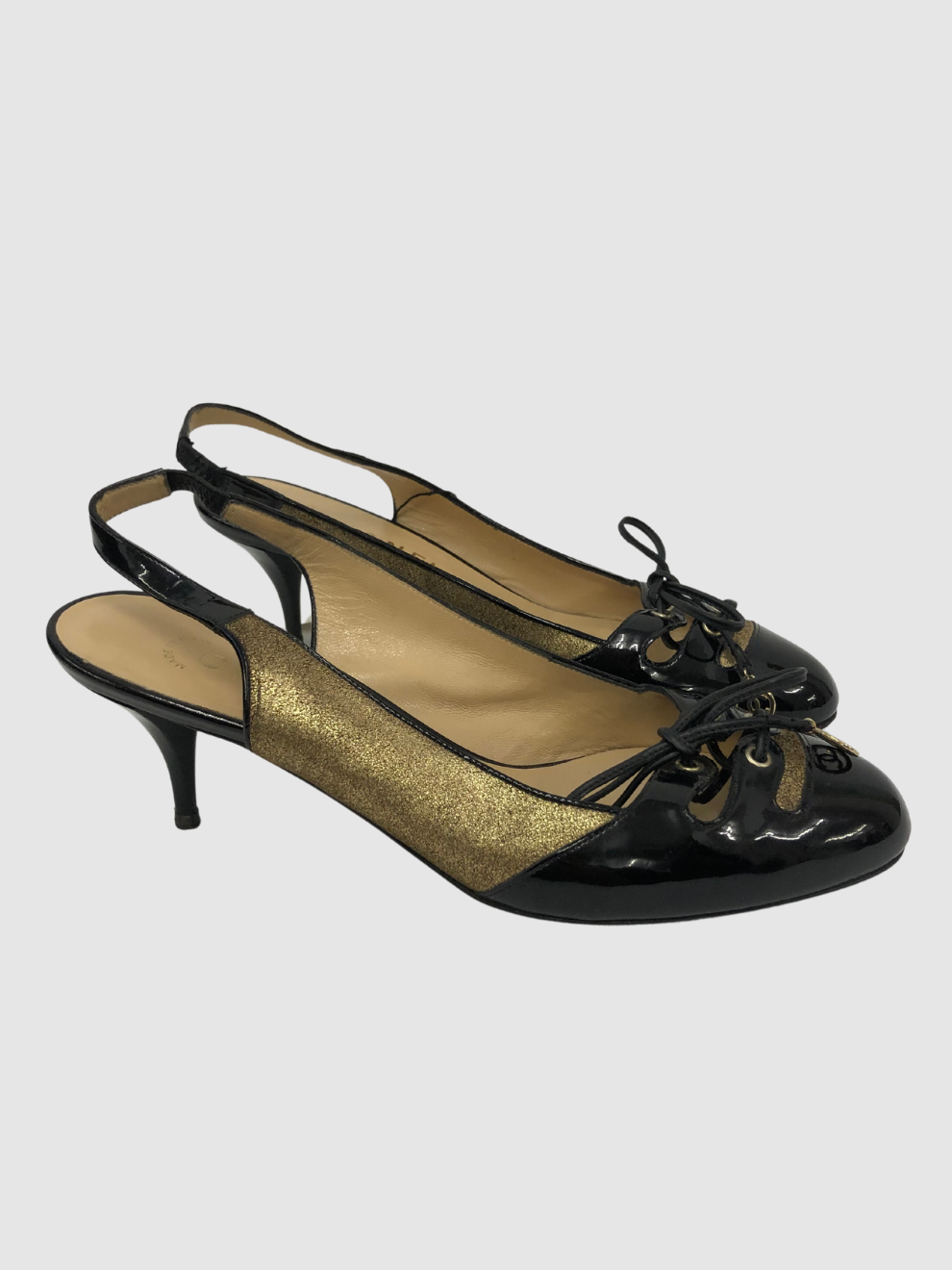 Schwarze Slingback-Lack-Pumps von Chanel