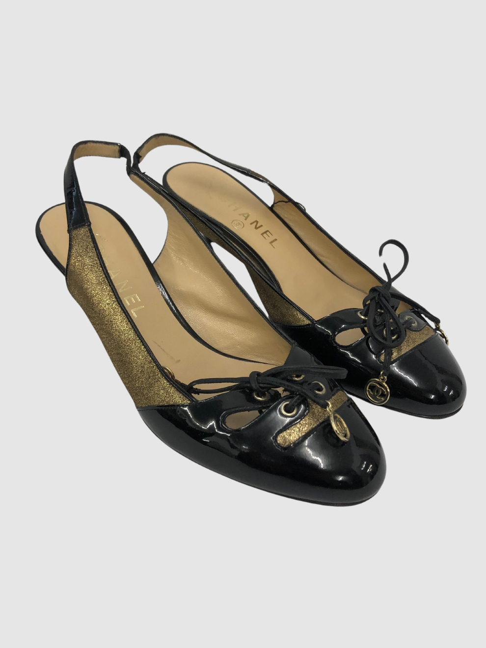 Schwarze Slingback-Lack-Pumps von Chanel