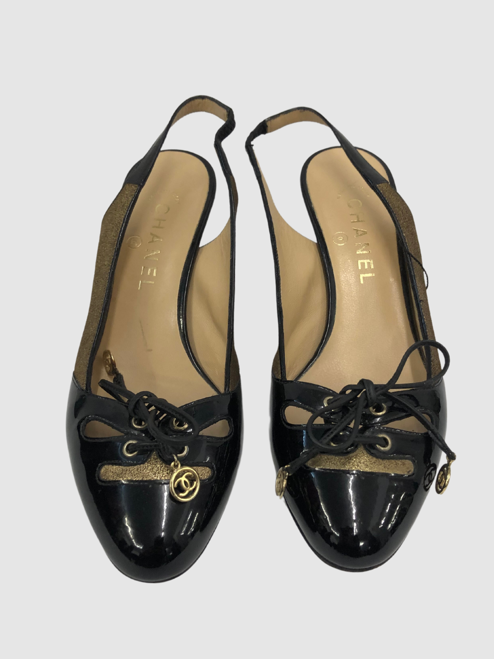 Schwarze Slingback-Lack-Pumps von Chanel