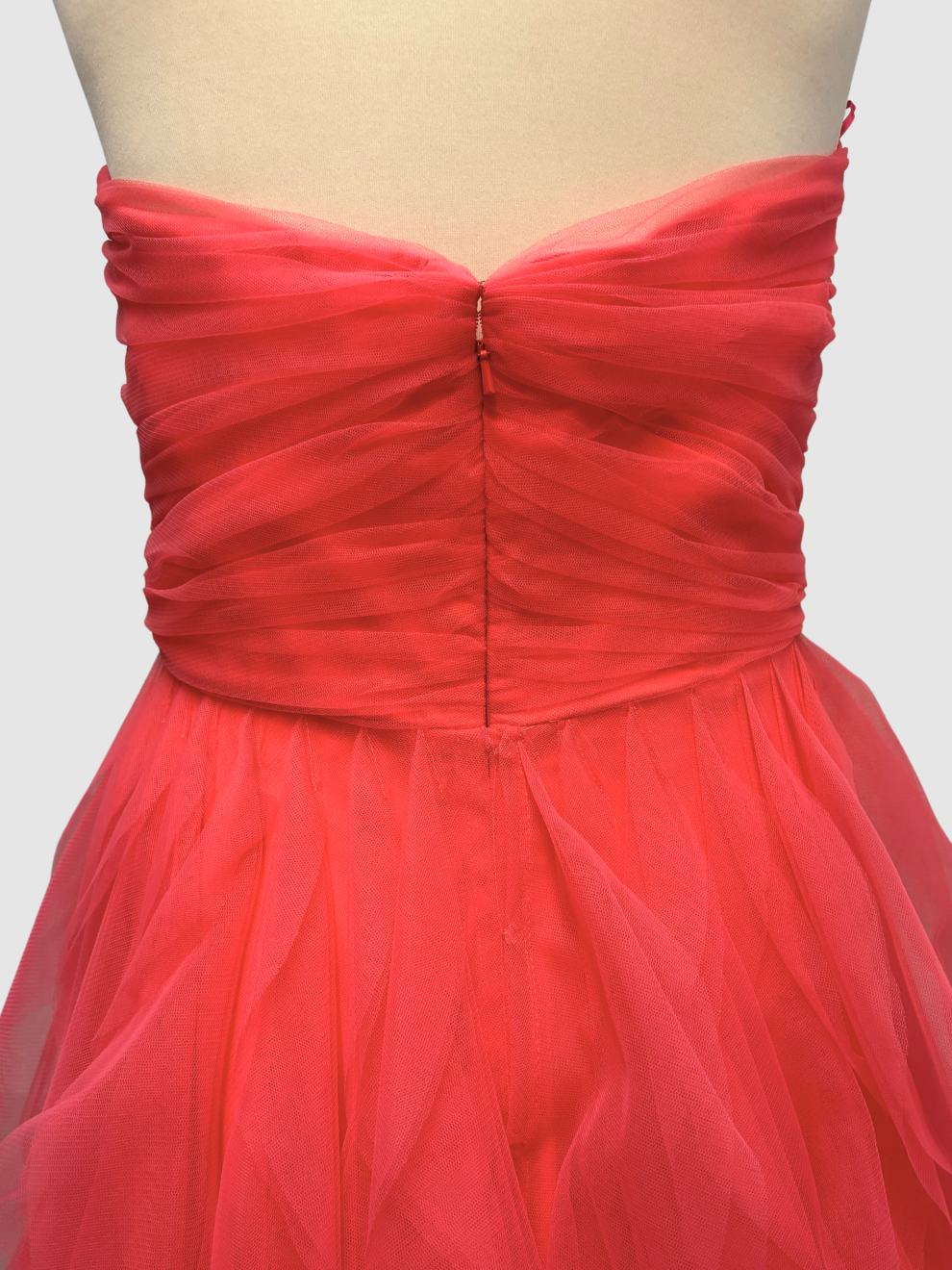 Flamingofarbenes Bandeau-Tüllkleid von Atelier Emé