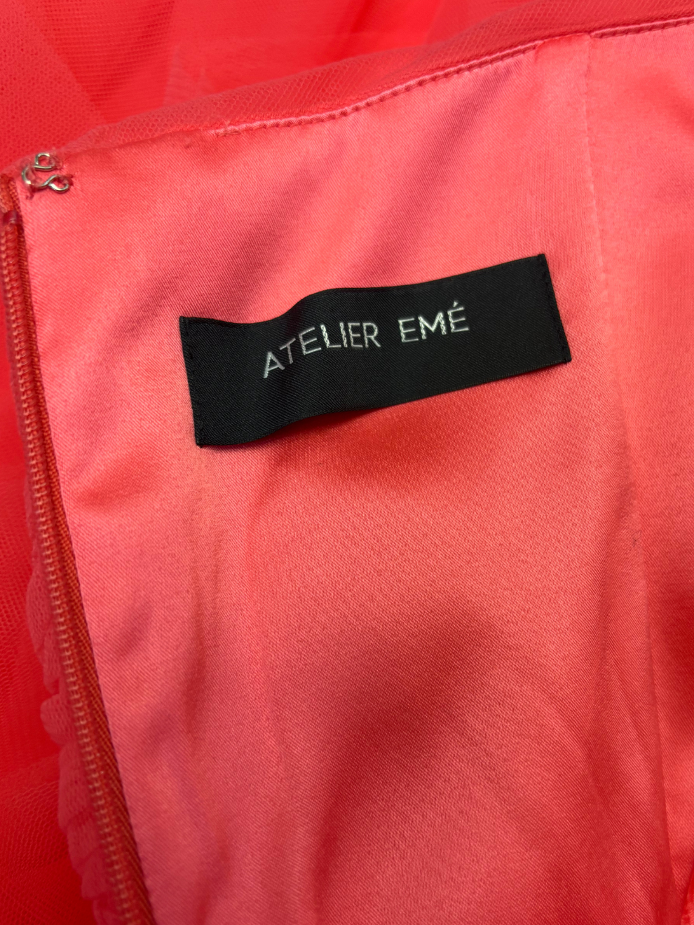 Flamingofarbenes Bandeau-Tüllkleid von Atelier Emé