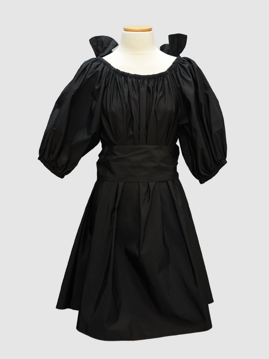 Schwarzes Kleid mit Gürtel von Stella McCartney