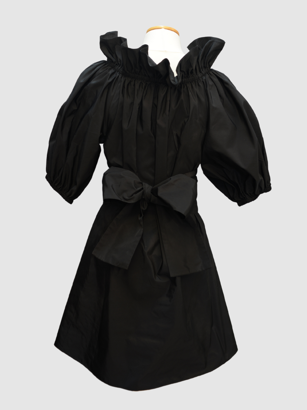 Schwarzes Kleid mit Gürtel von Stella McCartney