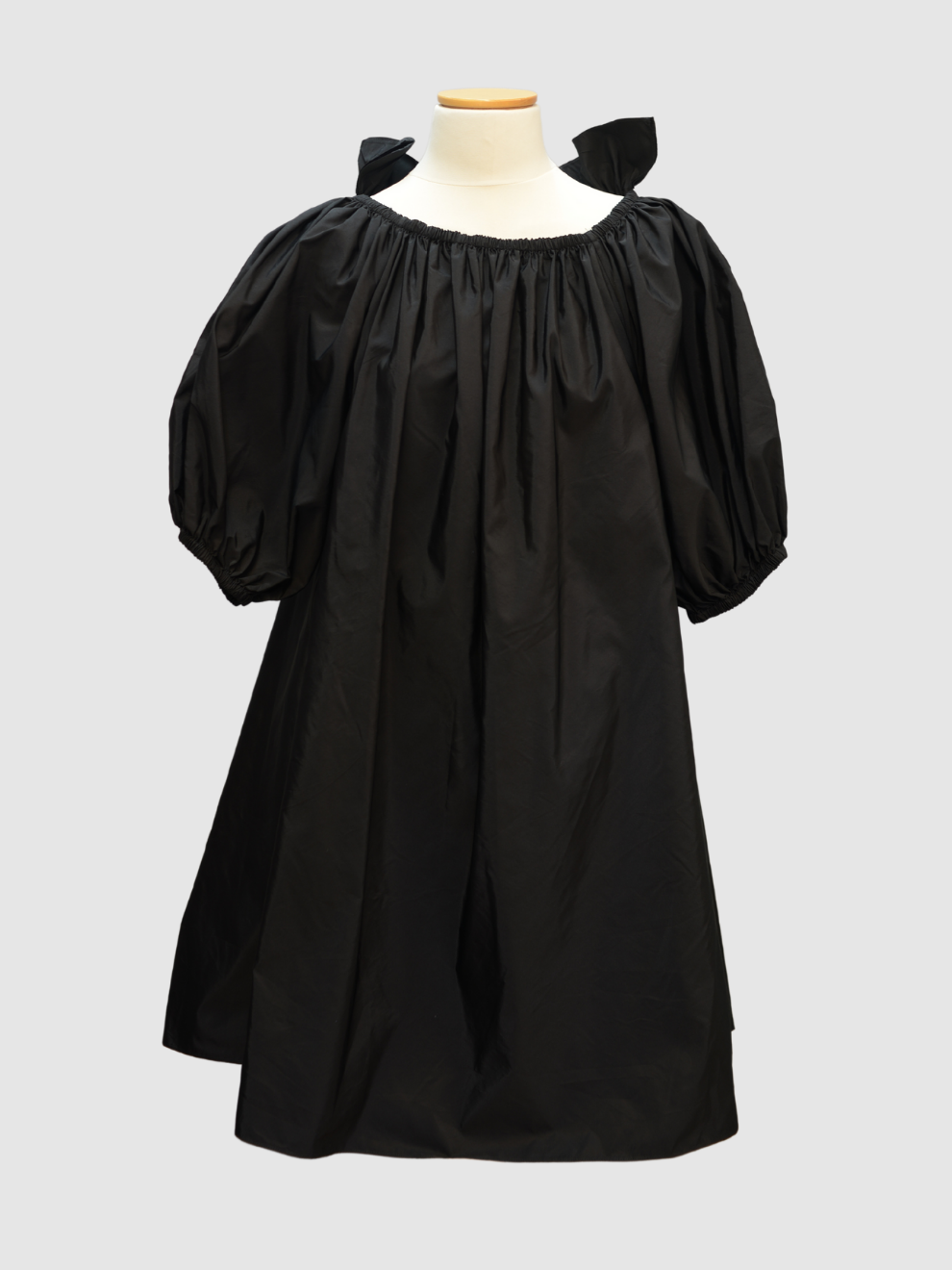 Schwarzes Kleid mit Gürtel von Stella McCartney