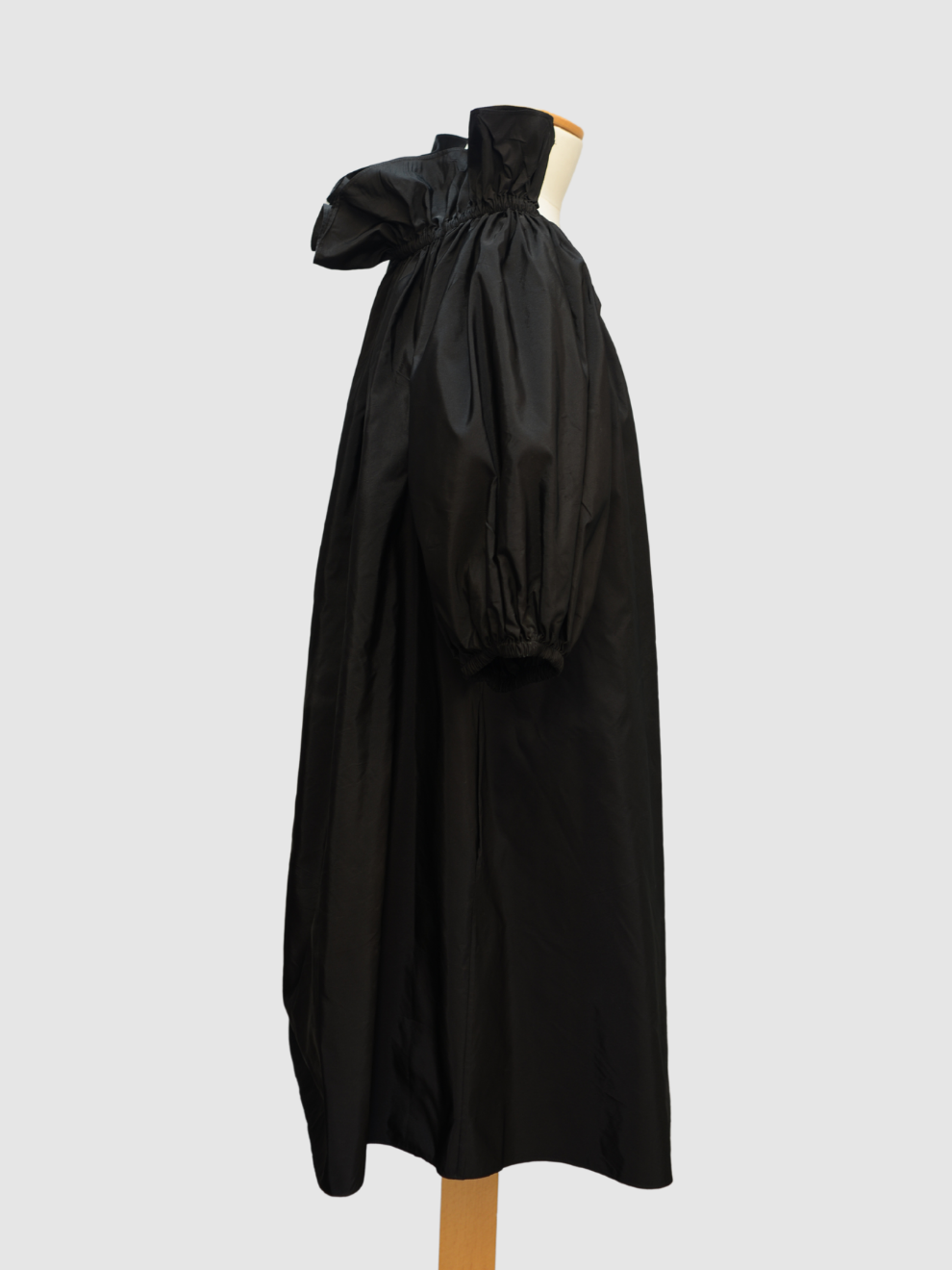 Schwarzes Kleid mit Gürtel von Stella McCartney